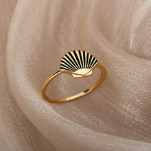 Load image into Gallery viewer, Vintage “Sea Shell&quot; Ring
