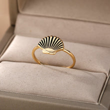 Load image into Gallery viewer, Vintage “Sea Shell&quot; Ring
