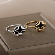 Load image into Gallery viewer, Vintage “Sea Shell&quot; Ring
